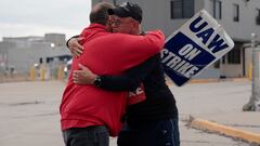 FILE PHOTO: Two Striking United Auto Worker union members hug good bye at the end of their picket shift outside the Ford Michigan Assembly Plant in Wayne, Michigan U.S.  October 25, 2023. REUTERS/Rebecca Cook/File Photo