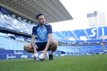 Víctor Garcia en el césped de La Rosaleda,