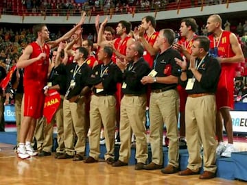 La selección española consiguió la plata en el Eurobasket de Suecia de 2003 tras vencer caer derrotado en al final frente a Lituania por 93-84.