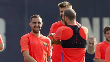 Alcácer, con Piqué y Aleix en un entrenamiento.
