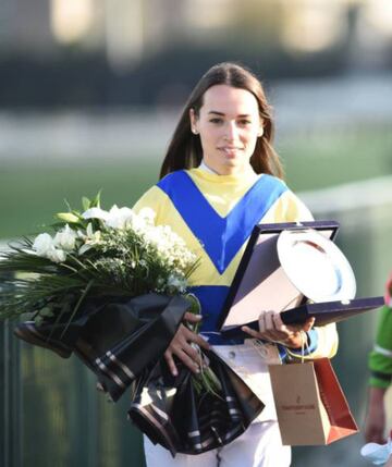 La amazona h¨²ngara Eszter Jeles sumi¨® en la tristeza al mundo del turf tras perder la vida a los 21 a?os por una ca¨ªda durante una carrera del campeonato mundial amateur, el Fegentri World Championship, en el Hip¨®dromo Veliefendi de Estambul, el pasado 5 de septiembre. Jeles no logr¨® superar la gravedad de las heridas y falleci¨® 13 d¨ªas despu¨¦s del accidente. La yoqueta montaba al caballo TOMS.