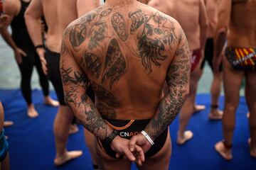 A participant sporting tatoos waits for taking part in the 108th edition of the 'Copa Nadal' (Christmas Cup) swimming competition in Barcelona's Port Vell on December 25, 2017.  
The traditional 200-meter Christmas swimming race gathered more than 300 participants on Barcelona's old harbour.   / AFP PHOTO / Josep LAGO