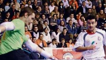 <b>SIN OPCIÓN. </b>Cobeta presiona a Cristian, que despeja el balón.