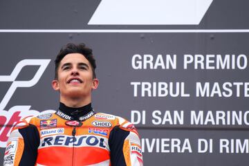 Marc Márquez en el podio mientras suena el himno español.