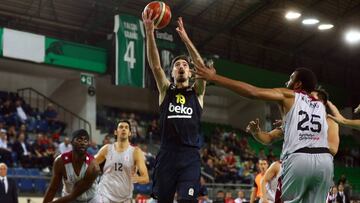 Nando de Colo entra a canasta durante un partido con el Fenerbah&ccedil;e.