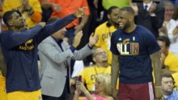 Tristan Thompson y LeBron James festejan el pase de los Cavs a las Finales.