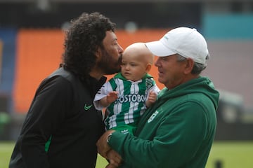 El técnico de Atlético Nacional, Hernán Darío Herrera, vivió un momento especial en la práctica previa a la final. Acompañado de su familia, donde su nieto Nicolás Villamil Herrera fue gran protagonista.