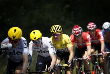 Geraint Thomas por detrás de Chris Froome ruedan en el pelotón.