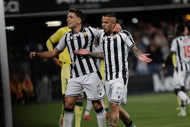 El Castellón llevaba seis partidos sin ganar y justo lo hizo en el momento clave. Victoria incontestable ante el Almería, con un gran Suero. El canterano del Rayo empezó en el banquillo, pero eso no fue impedimento para que hiciera un doblete. De bella factura, el segundo, tras recibir de espaldas dentro del área; y girarse para marcar con pierna derecha.