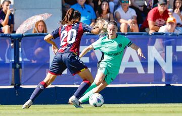 Eva Navarro conduce el balón durante el partido contra el Levante.