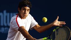 Santiago, 18 de octubre de 2016.
 El Tenista de Chile,  Christian Garin, le pega a la bola durante el ATP CHALLENGER TOUR disputado en Santiago. 
 Sergio PI&ntilde;a/Photosport