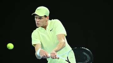 Melbourne (Australia), 22/01/2025.- Jannik Sinner of Italy in action during the Men's Singles quarter-finals match against Alex de Minaur of Australia at the Australian Open Grand Slam tennis tournament in Melbourne, Australia, 22 January 2025. (Tenis, Italia) EFE/EPA/JOEL CARRETT AUSTRALIA AND NEW ZEALAND OUT