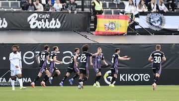 David Torres celebra el primer gol del Real Valladolid en su partido ante el Ceuta 2025-26.