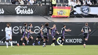 David Torres celebra el primer gol del Real Valladolid en su partido ante el Ceuta 2025-26.