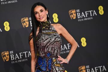 Demi Moore posa en la alfombra roja de los premios BAFTA 2025 celebrados en el Royal Festival Hall del Southbank Centre de Londres.