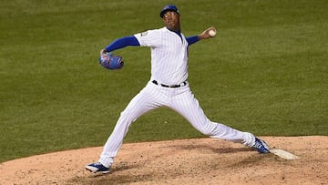 Aroldis Chapman, de los Chicago Cubs lanza la bola durante el quinto partido de las Series Mundiales que les enfrenta a los Cleveland Indians.