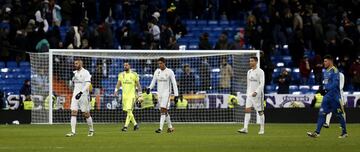 Zidane se llevó un nuevo varapalo con la eliminación copera ante el Celta de Vigo apenas unos días después de haber caído ante el Sevilla. Los celtiñas supieron sacar provecho de las dudas de los blancos y dejaron prácticamente sentenciada la eliminatoria (vencieron 1-2) pese a quedar el encuentro de vuelta. Y aunque el Madrid estuvo a punto de voltear el resultado del Bernabéu, los locales supieron capear el temporal y lograr un empate a dos tantos que dejaba su pase sellado a semifinales de Copa…




