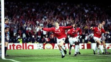 El Manchester United ten¨ªa 31 a?os sin ganar la Copa de Europa. Y parec¨ªa que la cuenta se iba a alargar cuando Mario Basler adelant¨® al Bayer M¨²nich en la final de la Champions 1998-1999, celebrada en el Camp Nou de Barcelona. Los b¨¢varos estrellaron dos balones en el poste y un desesperado Alex Ferguson ech¨® mano de Sheringham y Solskjaer para remontar. Los dos suplentes realizaron el portento y se consum¨® una de las remontadas m¨¢s alucinantes en la historia del f¨²tbol, a segundos del final.