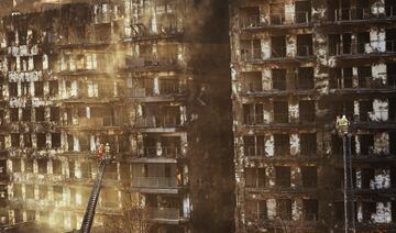 Fuentes municipales explican la dureza de los primeros momentos de incendio. Uno de los bomberos se tuvo que tirar del s¨¦ptimo piso a una colchoneta por la virulencia del fuego.