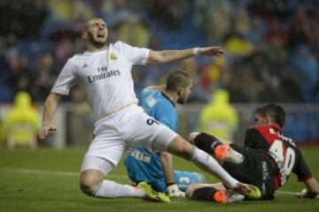 Karim Benzema durante el partido de la trigésima jornada de Liga de Primera División disputado esta noche en el estadio Santiago Bernabéu.