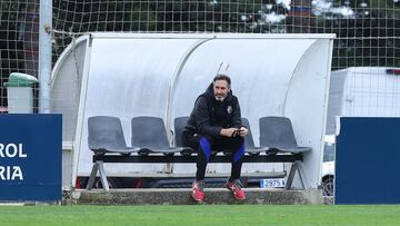 Vicente Moreno en el banquillo del campo de entrenamiento.