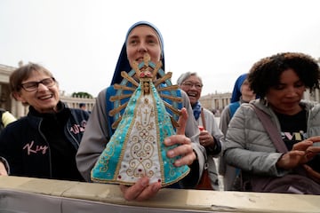 Una monja sostiene una estatuilla el da de la oracin del Regina Caeli.