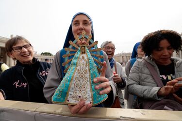 Una monja sostiene una estatuilla el día de la oración del Regina Caeli.