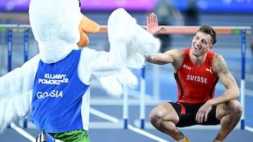 Simon Ehammer saluda a la mascota del campeonato.