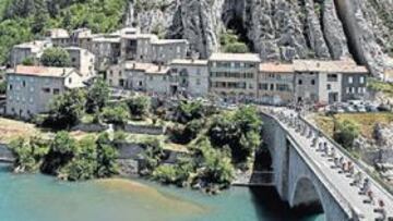 <b>TODO UN ESPECTÁCULO. </b>Así fue el pase del pelotón de la ronda francesa a su llegada a la localidad de Marsella.