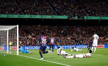 2-1. Álex Balde, tras una asistencia de tacón de Robert Lewandowski, realiza un centro lateral que Franck Kessié remata al segundo palo de Thibaut Courtois.
