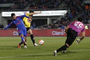 El jugador de Universidad de Chile, Mario Briceño, marca su gol contra San Luis durante el partido amistoso en el estadio Nacional de Santiago, Chile.
