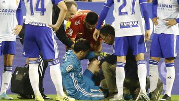 Cristian Álvarez es atendido por los servicios médicos del Zaragoza.