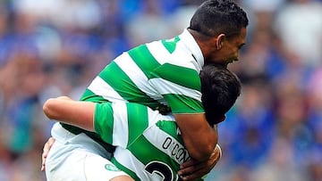 Emilio Izaguirre cecelebra un gol con Eoghan O'Connell.