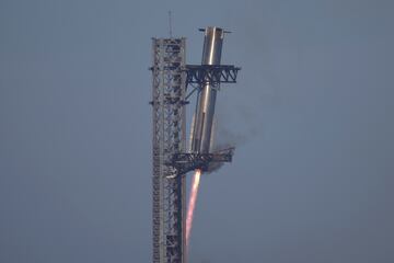 El cohete propulsor Starship de SpaceX regresa a la plataforma de lanzamiento durante un vuelo de prueba desde Starbase en Boca Chica, Texas. 