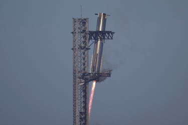 El cohete propulsor Starship de SpaceX regresa a la plataforma de lanzamiento durante un vuelo de prueba desde Starbase en Boca Chica, Texas. 