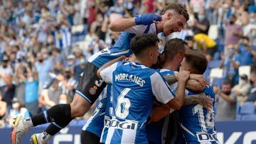 Espanyol&#039;s players celebrate their opening goal scored by Spanish forward Raul de Tomas during the Spanish League football match between RCD Espanyol and Club Atletico de Madrid atxA0the RCDE Stadium in Cornella de Llobregat on September 12, 2021. (P