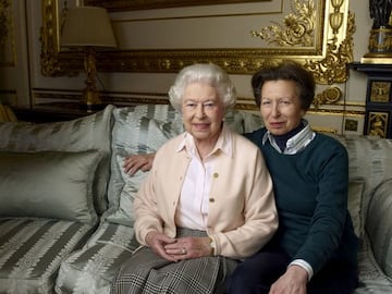 Isabel II junto a su hija Ana