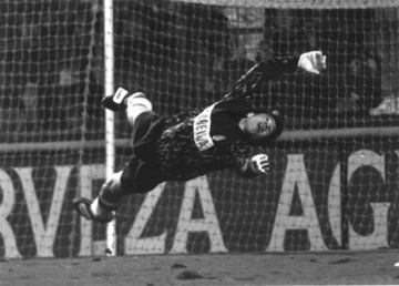 El portero con m芍s partidos en la historia del Atl谷tico (303), detuvo un total de cuatro penaltis en Liga de rojiblanco. Su porcentaje es peor que el de Leo Franco y Oblak, pero par車 cuatro lanzamientos y otro se march車 fuera entre los 22 penaltis que le tiraron. Una de sus manos salvadoras fue a Hristo Stoichkov en uno de los grandes duelos de inicios de los 90. Abel defendi車 la porter赤a del Atl谷tico entre 1983 y 1995, hasta convertirse en el capit芍n, santo y se?a del equipo. Levant車 dos Copas del Rey y un premio Zamora, en la temporada 1990-91.