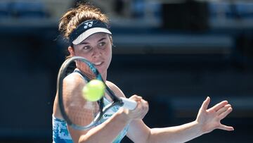 La tenista checa Linda Noskova devuelve una bola durante su partido Anastasia Pavlyuchenkova en el Pan Pacific Open, el WTA 500 de Tokio.
