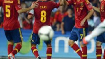 <b>FELICITACIONES. </b>Villa volvió a la Selección y se reencontró con el gol. Sus compañeros le felicitaron tras marcar de penalti.