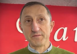 Juan, experto en descanso: “Dormir abrazado a tu pareja es lo peor que puedes hacer si quieres descansar bien”