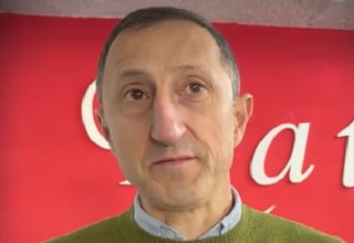 Juan, experto en descanso: “Dormir abrazado a tu pareja es lo peor que puedes hacer si quieres descansar bien”