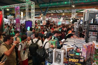Ambiente en la San Diego Comic-Con Málaga 2025, que desde este jueves y hasta el domingo llena el Palacio de Ferias y Congresos de Málaga con más de 100.000 aficionados de todo lo ‘friki’ llegados de 20 países.