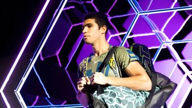 Carlos Alcaraz sale a pista en París-Bercy,