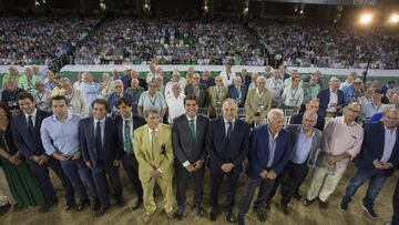 El Consejo e históricos del Betis, con los socios más antiguos.