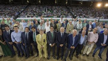 El Consejo e hist&oacute;ricos del Betis, con los socios m&aacute;s antiguos. 