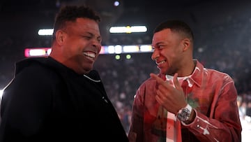 Kylian Mbappé bromea con el ex delantero brasileño del Real Madrid, Ronaldo Nazario durante la previa de un duelo de la NBA entre los Brooklyn Nets y Cleveland Cavaliers.