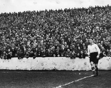 29th April 1950:  Billy Liddell takes a corner during an FA Cup match against Burnley. 

(Photo by William Vanderson/Picture Post/Hulton Archive/Getty Images)