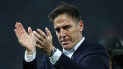 Eduardo Berizzo aplaude a los aficionados del Celta a la conclusi&oacute;n del partido en Old Trafford.