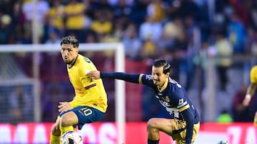 Diego Valdes (L) of America fights for the ball with Pablo Bennevendo (L) of Pumas during the 10th round match between America and Pumas UNAM as part of the Liga BBVA MX, Torneo Apertura 2024 at Ciudad de los Deportes Stadium on September 29, 2024 in Mexico City, Mexico.
